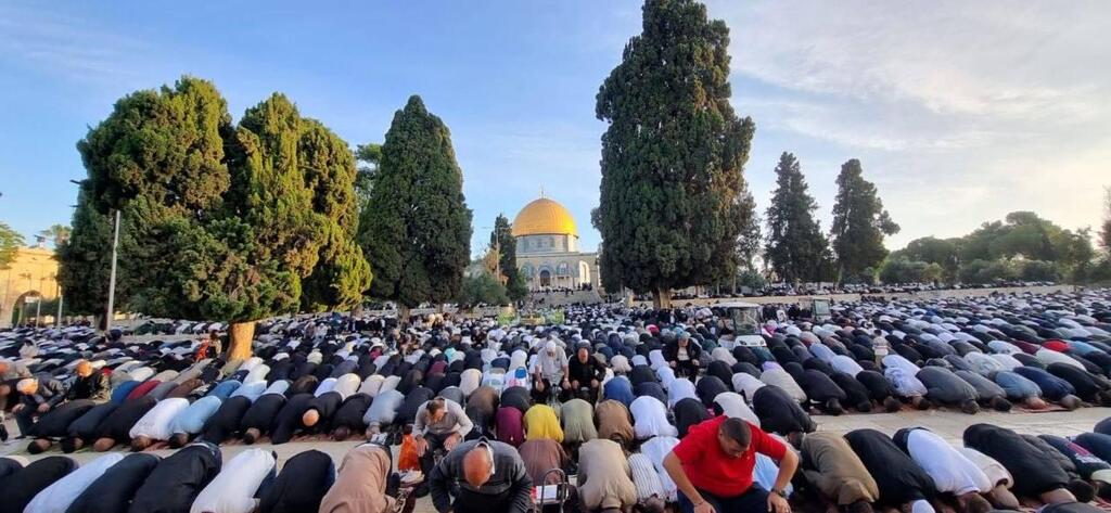 القدس تكتظ بالمصلين في عيد الأضحى والأقصى يحتضن 140 ألفًا
