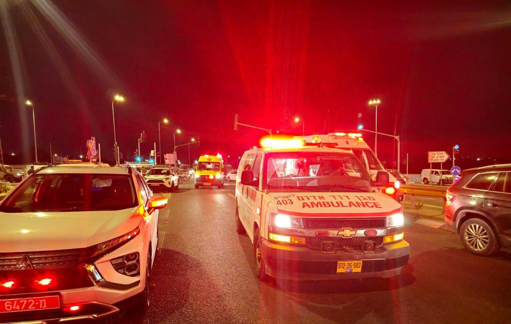 إصابة 4 أشخاص بعملية دهس عند مفترق "غوش عتصيون" (نجمة داوود الحمراء) إصابة 4 أشخاص بعملية دهس عند مفترق "غوش عتصيون"