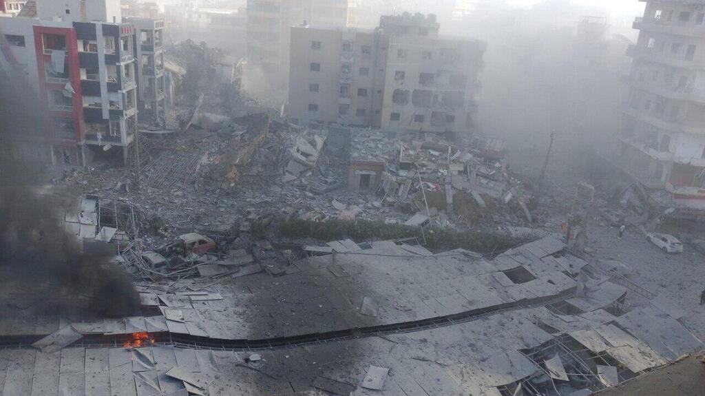 غارة إسرائيلية أمام مستشفى جبل عامل في لبنان (استخدام الصورة وفقا للبند 27أ من حقوق النشر) غارة إسرائيلية أمام مستشفى جبل عامل في لبنان