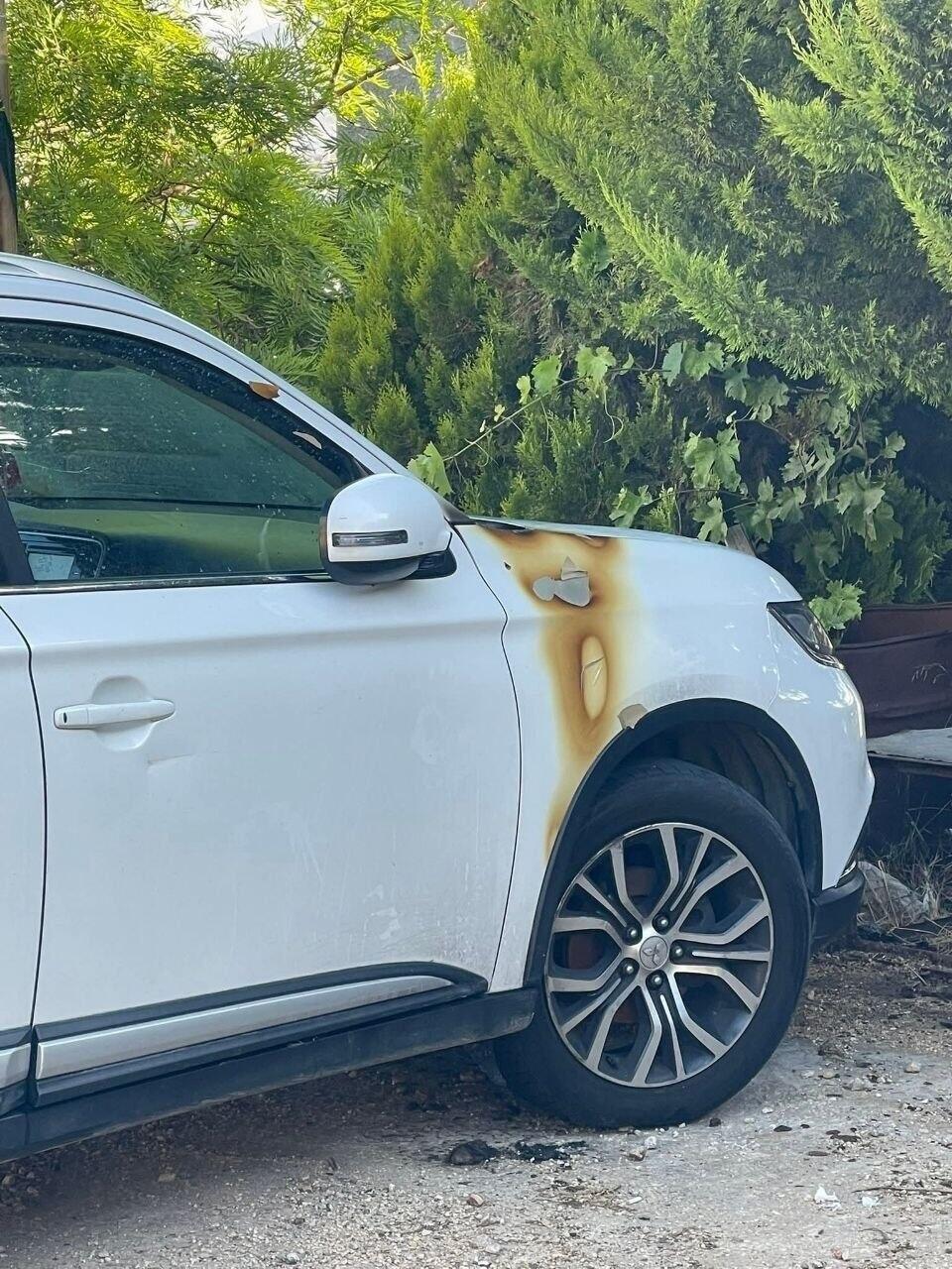 الضفة: مستوطنون يحرقون مركبتين ويخطّون شعارات عنصرية (وفق البند 27 أ من قانون الحقوق الأدبية (2007)) الضفة: مستوطنون يحرقون مركبتين ويخطّون شعارات عنصرية