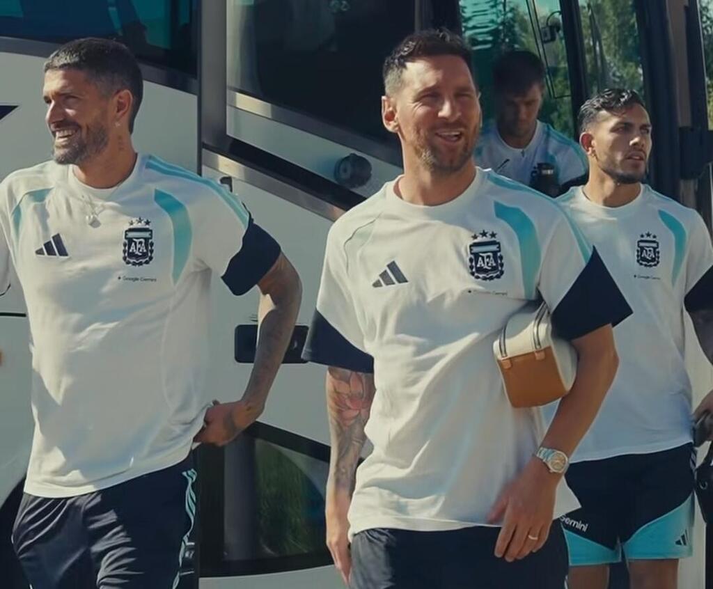 لاعبو منتخب الأرجنتين (الصفحة الرسمية لمنتخب الأرجنتين) لاعبو منتخب الأرجنتين