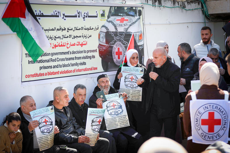 اعتصام فلسطيني أمام مقرّ الصليب الأحمر في الخليل 