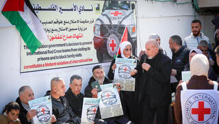 اعتصام فلسطيني أمام مقرّ الصليب الأحمر في الخليل 