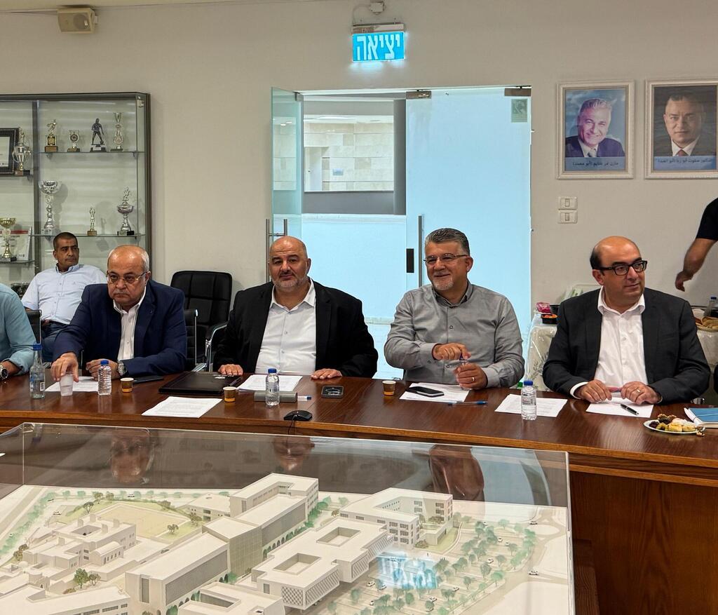 سخنين: رؤساء الأحزاب العربية يلتقون سباعية اللجنة القطرية للرؤساء (راديو الناس) سخنين: رؤساء الأحزاب العربية يلتقون سباعية اللجنة القطرية للرؤساء