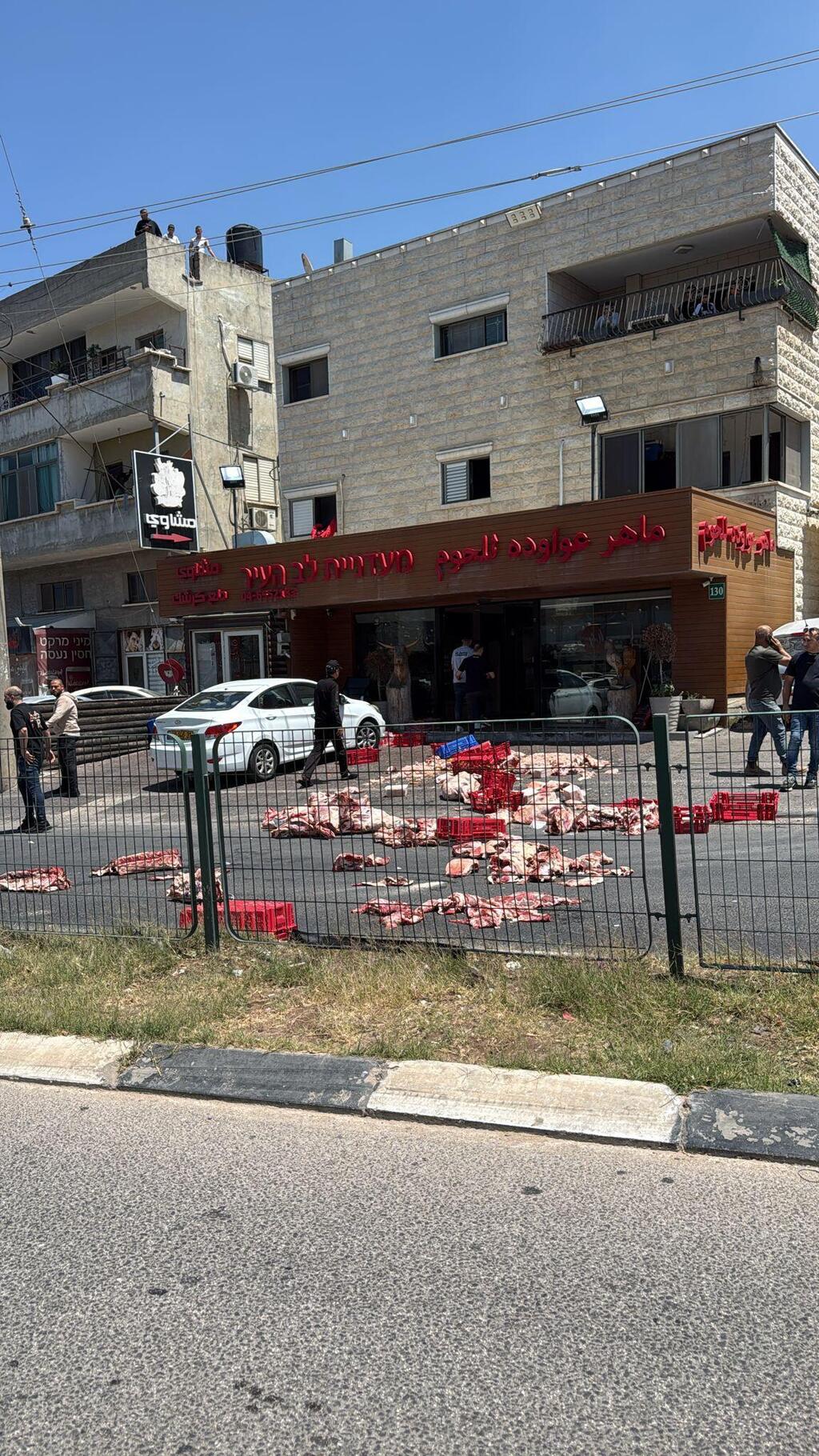 بعد تعرض محلهم لإطلاق نار مرارًا.. أصحاب مصلحة تجارية في كفر كنا يحتجون بإتلاف اللحوم