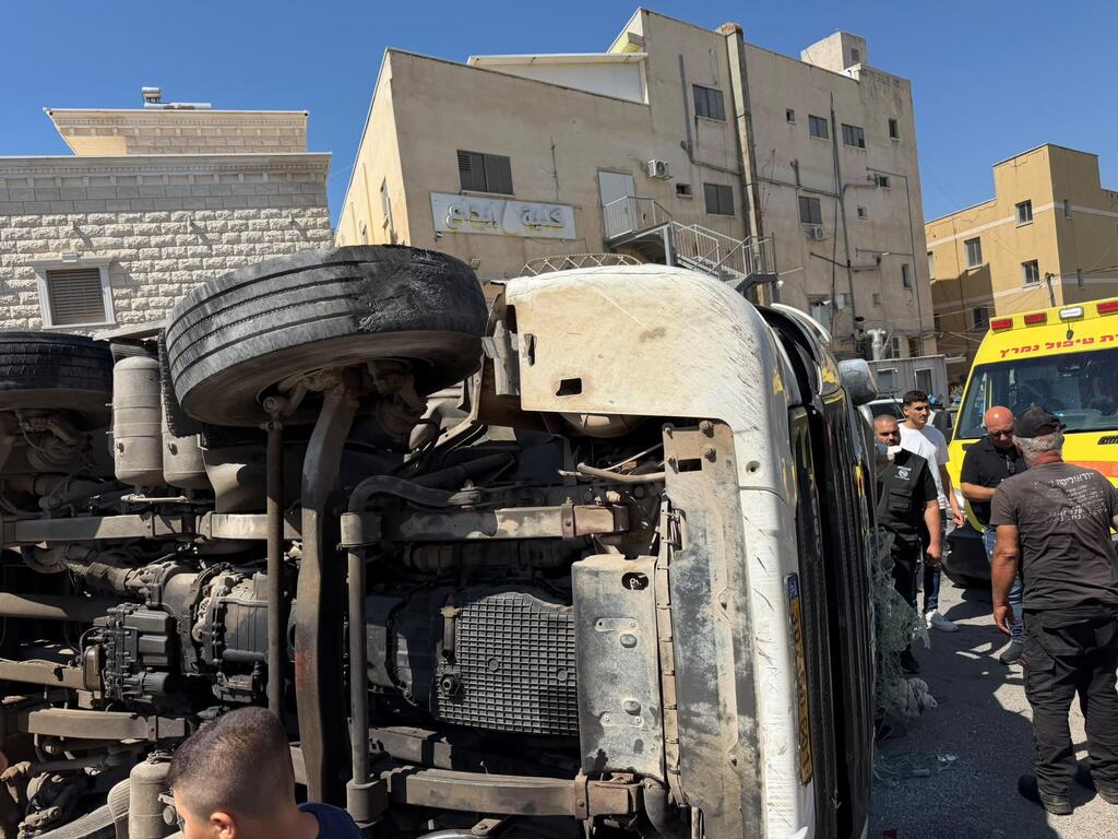 إصابة شخص إثر انقلاب شاحنة في طمرة (استخدام الصورة وفقا لبند 27أ من حقوق النشر) إصابة شخص إثر انقلاب شاحنة في طمرة