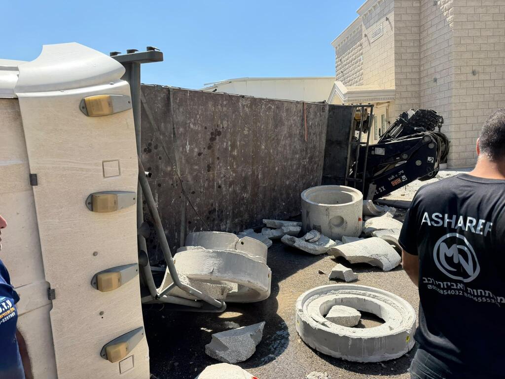 إصابة شخص إثر انقلاب شاحنة في طمرة (استخدام الصورة وفقا لبند 27أ من حقوق النشر) إصابة شخص إثر انقلاب شاحنة في طمرة