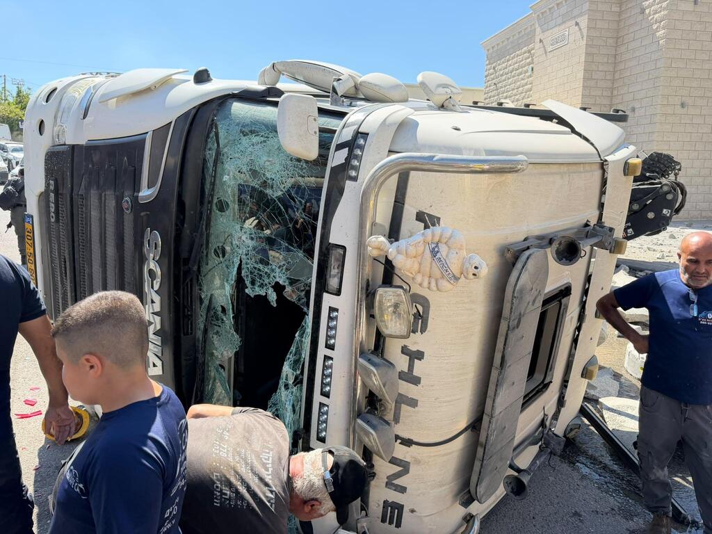 إصابة شخص إثر انقلاب شاحنة في طمرة (استخدام الصورة وفقا لبند 27أ من حقوق النشر) إصابة شخص إثر انقلاب شاحنة في طمرة
