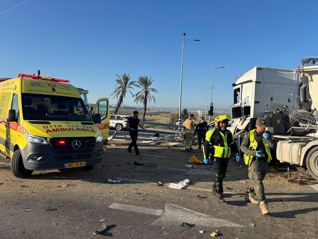 إصابة خطيرة واثنتان متوسطتان في تصادم بين شاحنتين قرب العفولة (نجمة داوود الحمراء) إصابة خطيرة واثنتان متوسطتان في تصادم بين شاحنتين قرب العفولة