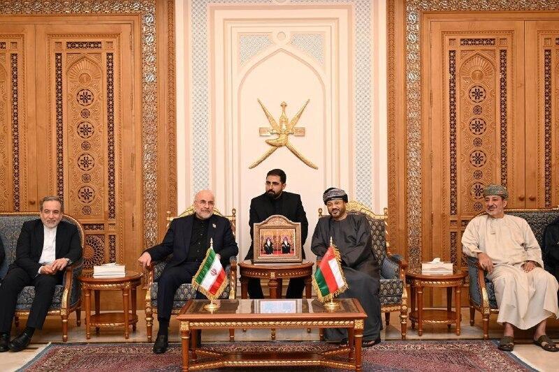 رئيس البرلمان الإيراني محمد باقر قاليباف ووزير الخارجية عباس عراقجي خلال لقائهما وزير الخارجية العُماني البوم (الخارجية العُمانية) رئيس البرلمان الإيراني محمد باقر قاليباف ووزير الخارجية عباس عراقجي خلال لقائهما وزير الخارجية العُماني