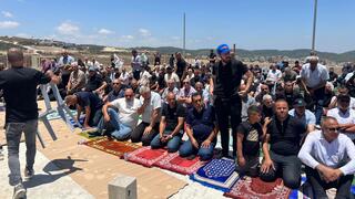 حشود تؤدي صلاة الجمعة على أنقاض منزل أبو شهاب في مصمص رفضًا للهدم.