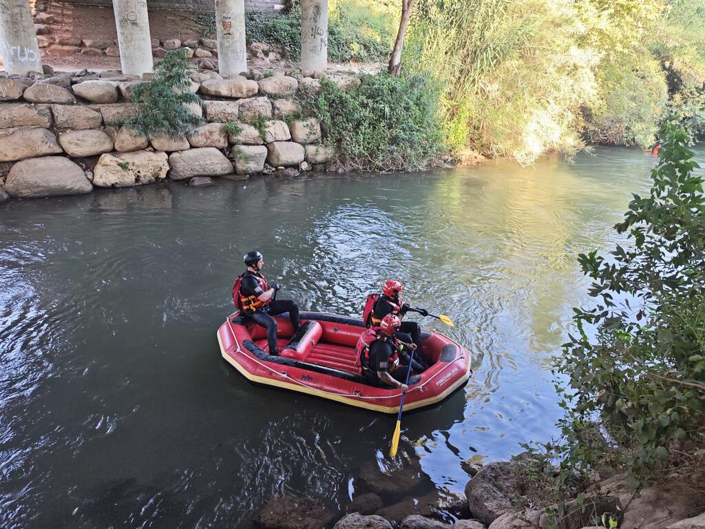 عمليات بحث مكثفة عن فتاتين جرفتهما مياه نهر الأردن (سلطة الإطفاء) عمليات بحث مكثفة عن فتاتين جرفتهما مياه نهر الأردن