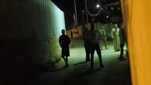 مستوطنون وجنود اقتحموا مسجدًا في الخليل ومنعوا صلاة الفجر