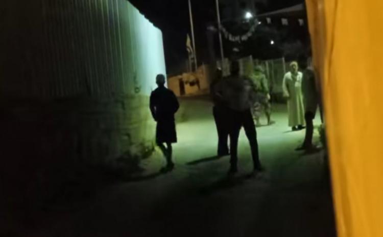 مستوطنون وجنود اقتحموا مسجدًا في الخليل ومنعوا صلاة الفجر