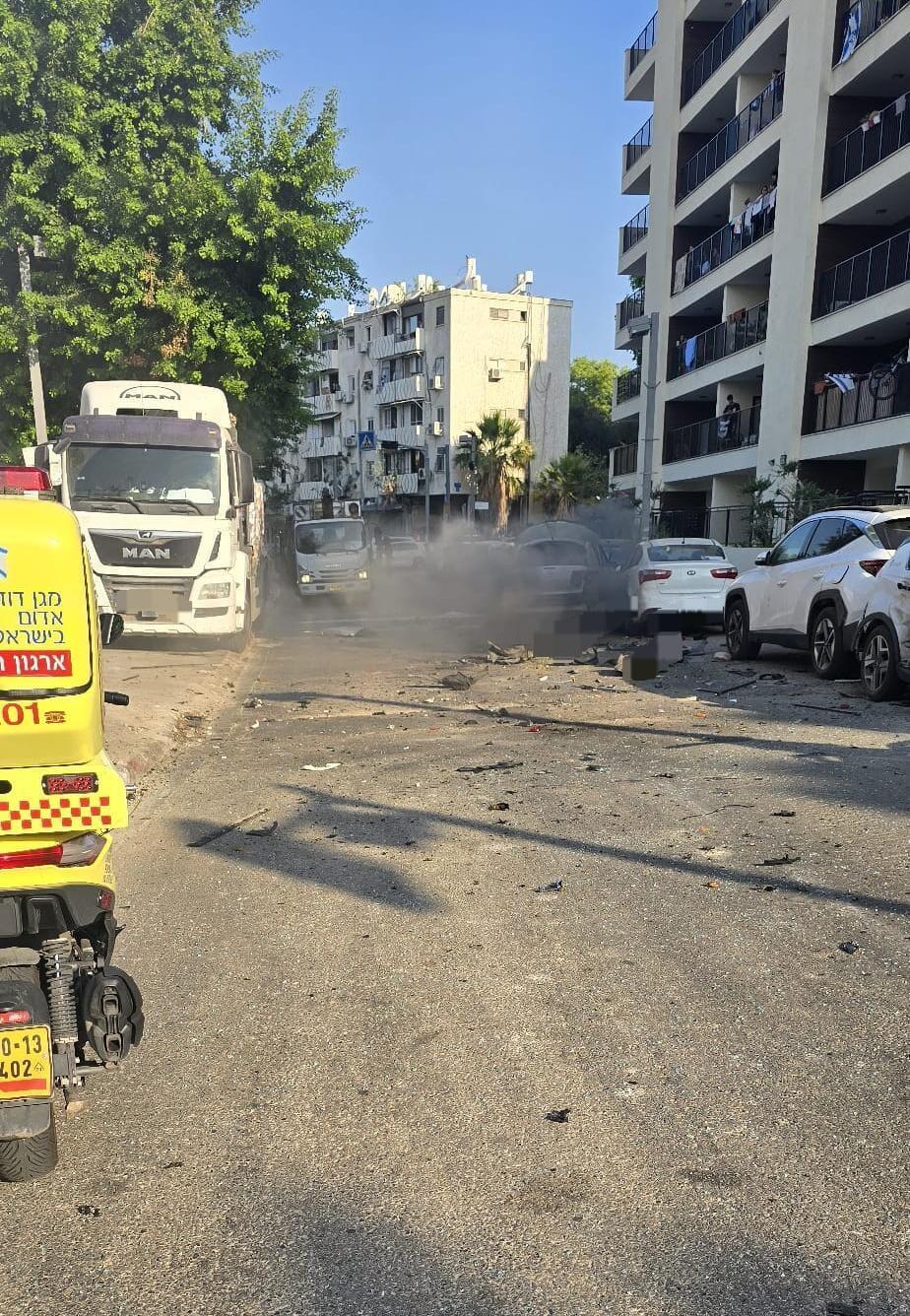 انفجار مركبة في تل أبيب والعثور على شخص فاقدًا للوعي (نجمة داوود الحمراء) انفجار مركبة في تل أبيب والعثور على شخص فاقدًا للوعي