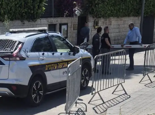  بلدية القدس تفكك بوابة للقنصلية الاسبانية