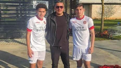 الأب أدهم زعبي مع أبنائه كارم وعمري
