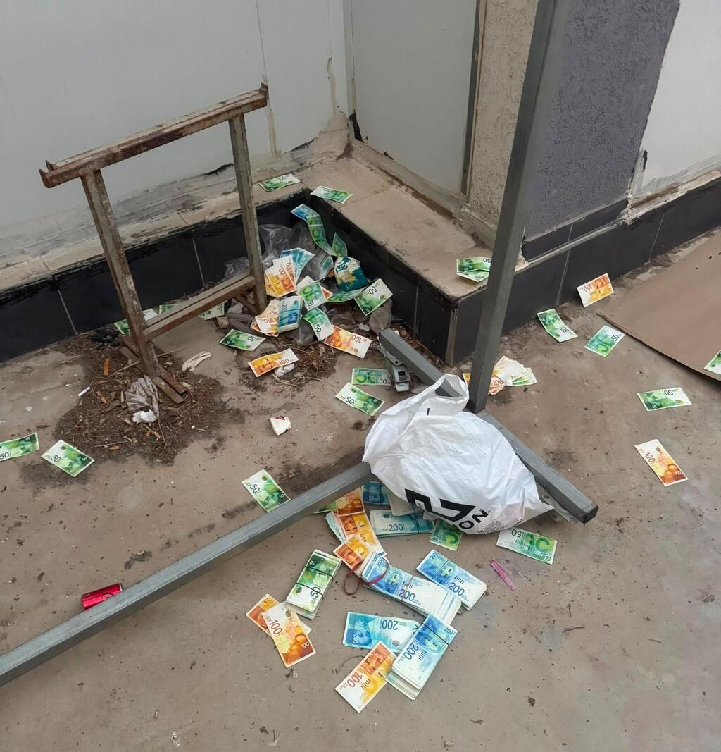 الرينة: الشرطة تعلن ضبط مسدس و380 ألف شيكل واعتقال 7 مشتبهين (الشرطة) الرينة: الشرطة تعلن ضبط مسدس و380 ألف شيكل واعتقال 7 مشتبهين