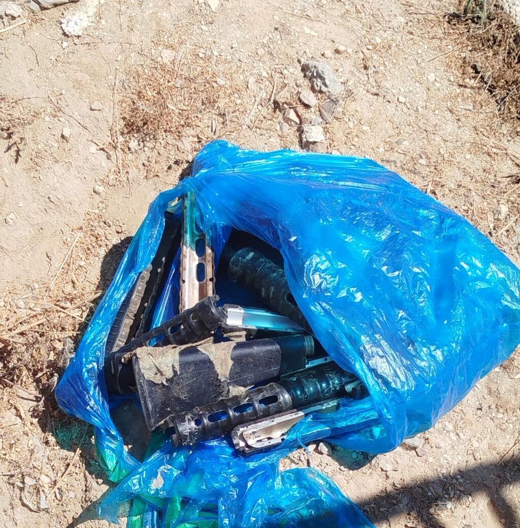 ضبط أكثر من 1400 رصاصة وقنابل وأسلحة واعتقال 8 مشتبهين