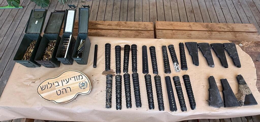 ضبط أكثر من 1400 رصاصة وقنابل وأسلحة واعتقال 8 مشتبهين