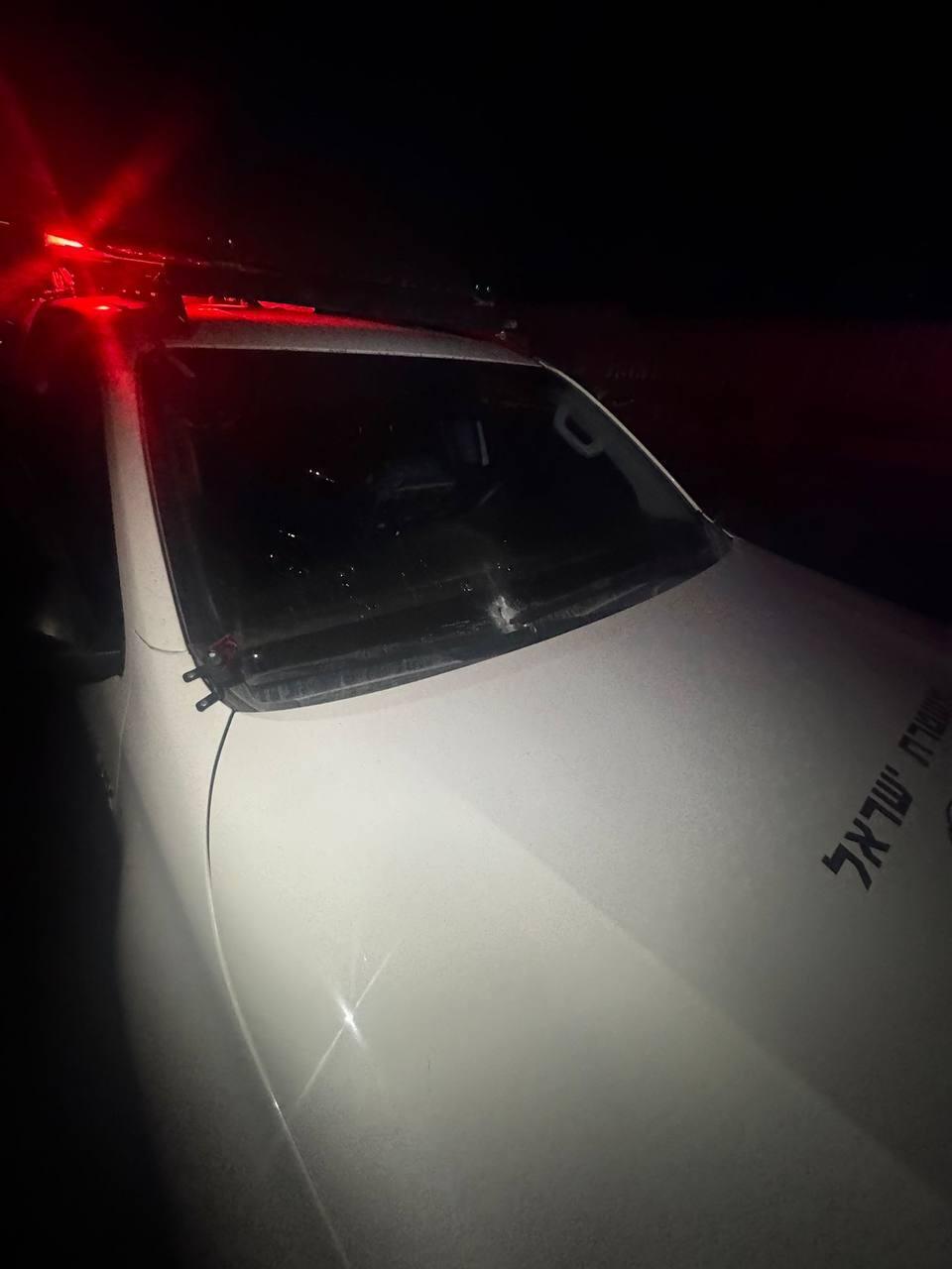 دورية الشرطة التي تعرضت لإطلاق نار (تصوير الشرطة) دورية الشرطة التي تعرضت لإطلاق نار
