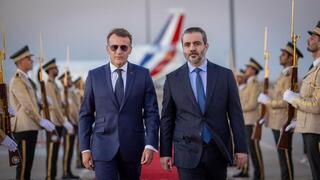 الرئيس الفرنسي إيمانويل ماكرون ووزير الخارجية السوري أسعد الشيباني