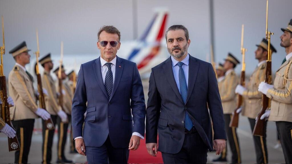 الرئيس الفرنسي إيمانويل ماكرون ووزير الخارجية السوري أسعد الشيباني