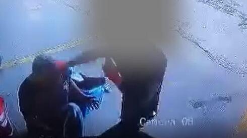 اعتداء على رجل في محل إطارات