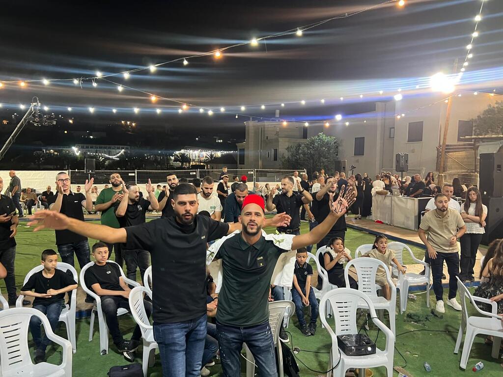 حفل حناء عريس في كفر قرع يتحول إلى مدرج لمباراة المغرب وفرنسا (راديو الناس) حفل حناء عريس في كفر قرع يتحول إلى مدرج لمباراة المغرب وفرنسا