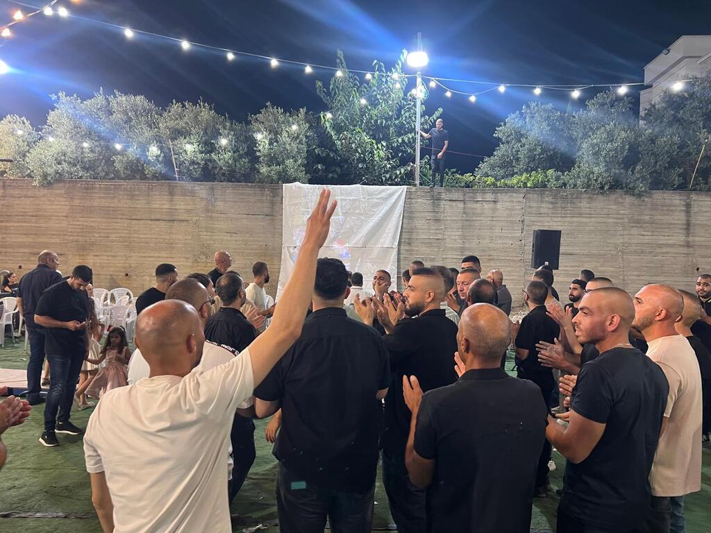 حفل حناء عريس في كفر قرع يتحول إلى مدرج لمباراة المغرب وفرنسا (راديو الناس) حفل حناء عريس في كفر قرع يتحول إلى مدرج لمباراة المغرب وفرنسا