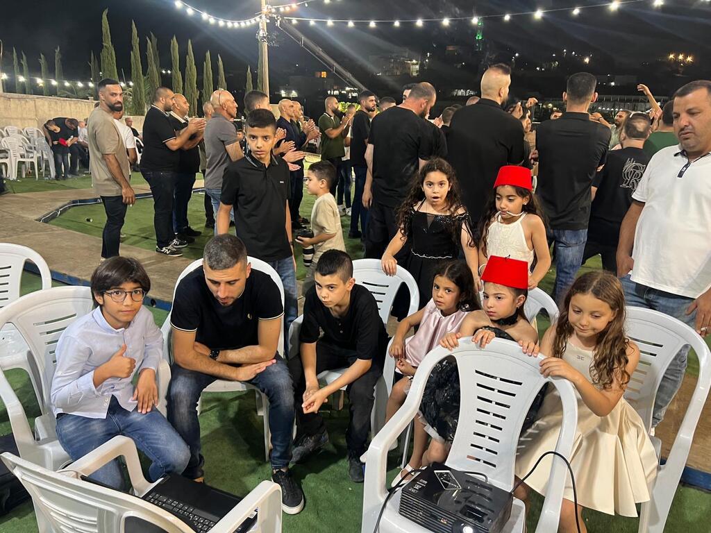 حفل حناء عريس في كفر قرع يتحول إلى مدرج لمباراة المغرب وفرنسا (راديو الناس) حفل حناء عريس في كفر قرع يتحول إلى مدرج لمباراة المغرب وفرنسا