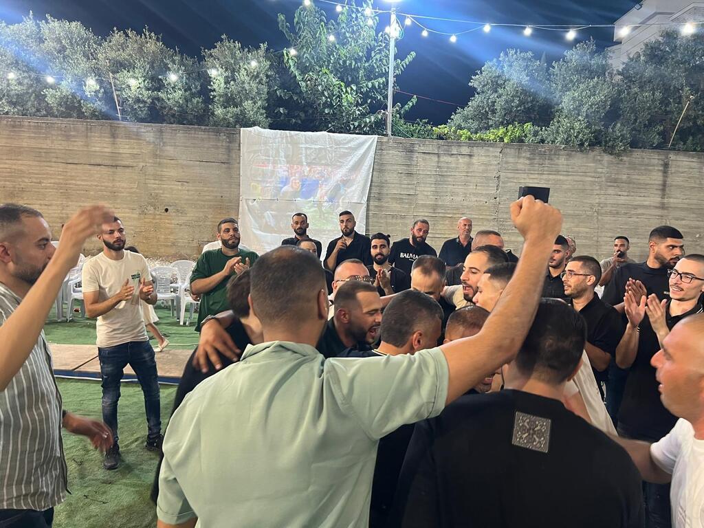 حفل حناء عريس في كفر قرع يتحول إلى مدرج لمباراة المغرب وفرنسا (راديو الناس) حفل حناء عريس في كفر قرع يتحول إلى مدرج لمباراة المغرب وفرنسا