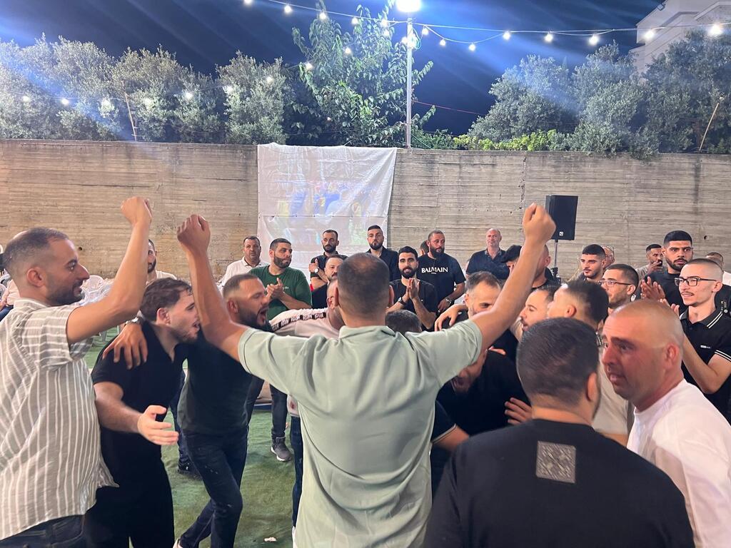حفل حناء عريس في كفر قرع يتحول إلى مدرج لمباراة المغرب وفرنسا (راديو الناس) حفل حناء عريس في كفر قرع يتحول إلى مدرج لمباراة المغرب وفرنسا