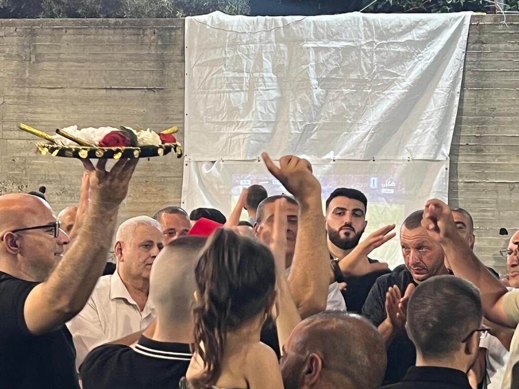 حفل حناء عريس في كفر قرع يتحول إلى مدرج لمباراة المغرب وفرنسا (راديو الناس) حفل حناء عريس في كفر قرع يتحول إلى مدرج لمباراة المغرب وفرنسا