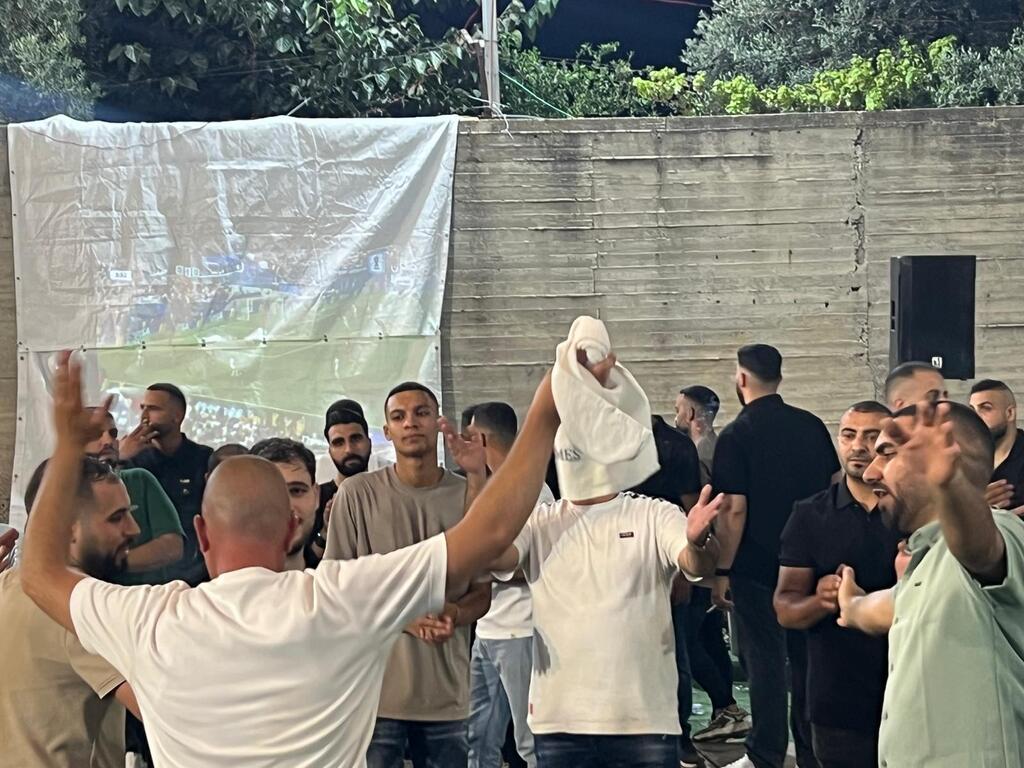 حفل حناء عريس في كفر قرع يتحول إلى مدرج لمباراة المغرب وفرنسا (راديو الناس) حفل حناء عريس في كفر قرع يتحول إلى مدرج لمباراة المغرب وفرنسا