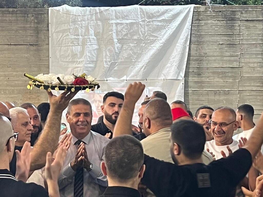 حفل حناء عريس في كفر قرع يتحول إلى مدرج لمباراة المغرب وفرنسا (راديو الناس) حفل حناء عريس في كفر قرع يتحول إلى مدرج لمباراة المغرب وفرنسا