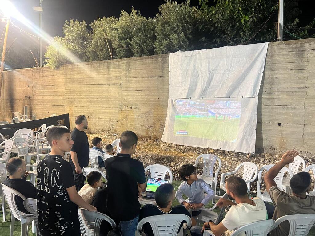 حفل حناء عريس في كفر قرع يتحول إلى مدرج لمباراة المغرب وفرنسا (راديو الناس) حفل حناء عريس في كفر قرع يتحول إلى مدرج لمباراة المغرب وفرنسا