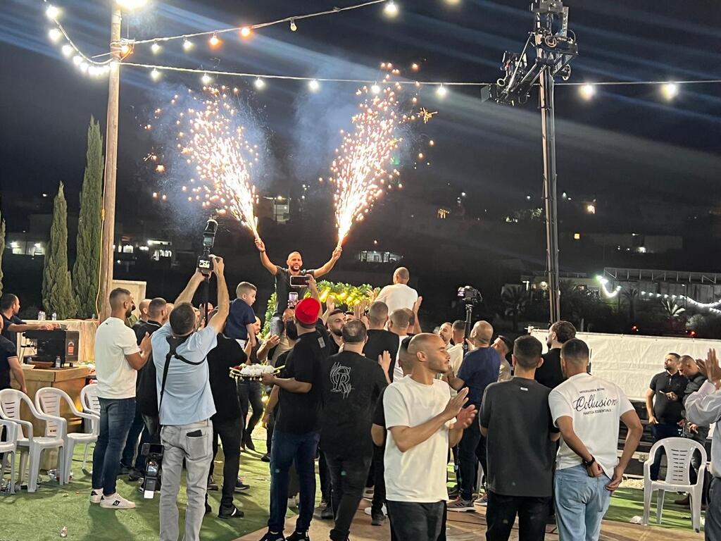 حفل حناء عريس في كفر قرع يتحول إلى مدرج لمباراة المغرب وفرنسا (راديو الناس) حفل حناء عريس في كفر قرع يتحول إلى مدرج لمباراة المغرب وفرنسا
