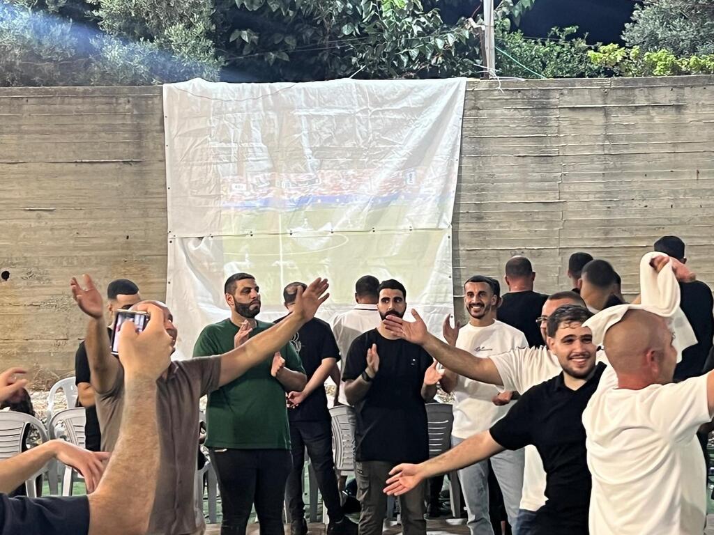 حفل حناء عريس في كفر قرع يتحول إلى مدرج لمباراة المغرب وفرنسا (راديو الناس) حفل حناء عريس في كفر قرع يتحول إلى مدرج لمباراة المغرب وفرنسا