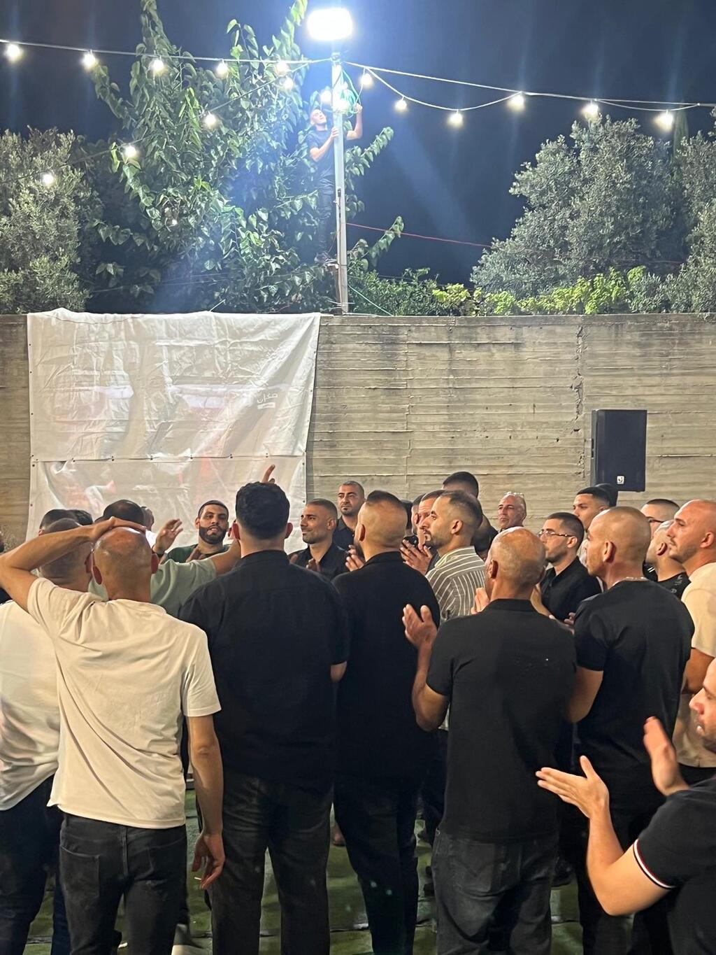 حفل حناء عريس في كفر قرع يتحول إلى مدرج لمباراة المغرب وفرنسا (راديو الناس) حفل حناء عريس في كفر قرع يتحول إلى مدرج لمباراة المغرب وفرنسا