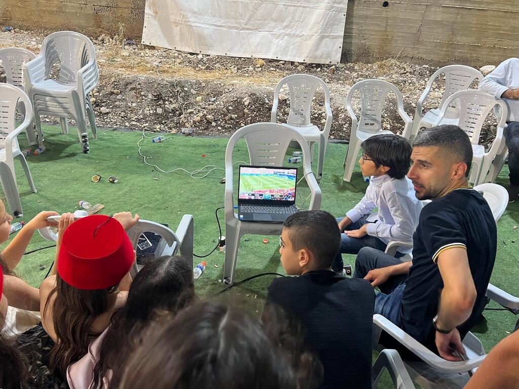 حفل حناء عريس في كفر قرع يتحول إلى مدرج لمباراة المغرب وفرنسا (راديو الناس) حفل حناء عريس في كفر قرع يتحول إلى مدرج لمباراة المغرب وفرنسا