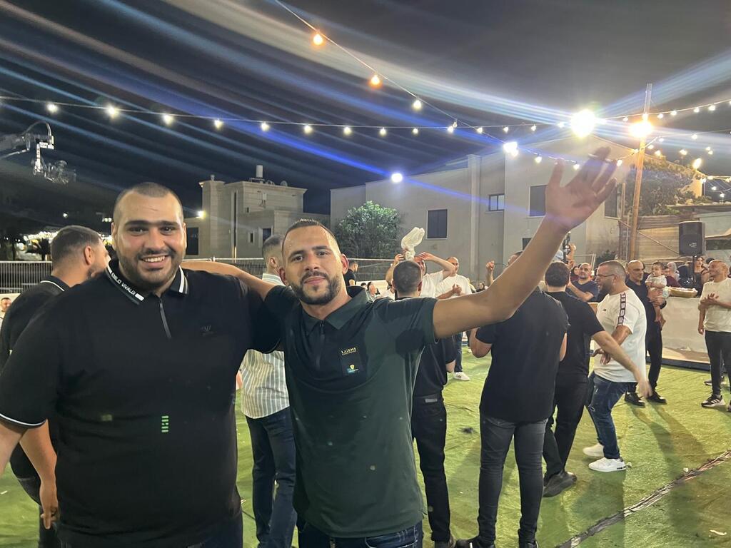 حفل حناء عريس في كفر قرع يتحول إلى مدرج لمباراة المغرب وفرنسا (راديو الناس) حفل حناء عريس في كفر قرع يتحول إلى مدرج لمباراة المغرب وفرنسا