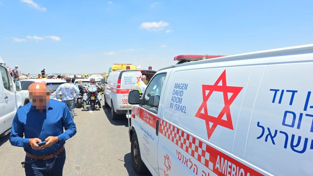 إصابة طفلين بجروح خطيرة في حادث طرق متعدد المركبات على شارع 6 (نجمة داوود الحمراء) إصابة طفلين بجروح خطيرة في حادث طرق متعدد المركبات على شارع 6