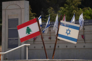 أعلام إسرائيل ولبنان عند نصب تذكاري لجيش لحد قرب بلدة المطلة، عقب توقيع الاتفاق بين إسرائيل ولبنان