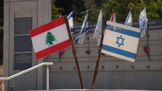 أعلام إسرائيل ولبنان عند نصب تذكاري لجيش لحد قرب بلدة المطلة، عقب توقيع الاتفاق بين إسرائيل ولبنان
