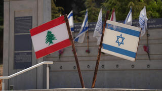 أعلام إسرائيل ولبنان عند نصب تذكاري لجيش لحد قرب بلدة المطلة، عقب توقيع الاتفاق بين إسرائيل ولبنان