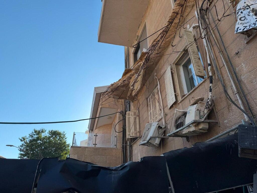 قتيل إثر انهيار شرفة فوق مخبز في القدس (الإطفاء والإنقاذ) قتيل إثر انهيار شرفة فوق مخبز في القدس