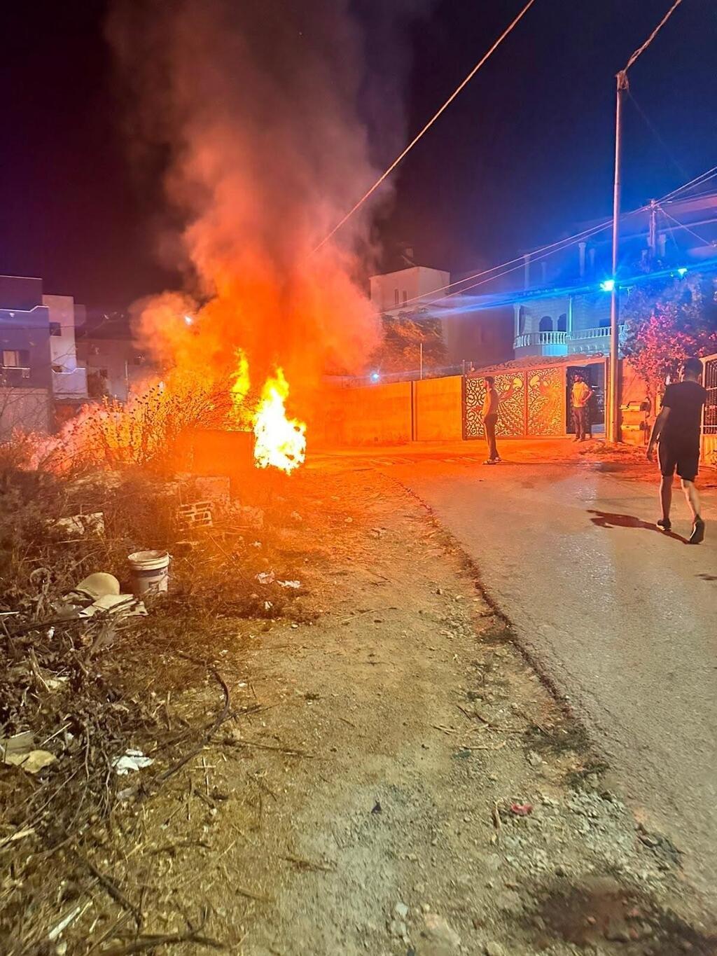 تصاعد عنف المستوطنين بالضفة: إحراق مسجد ومركبات وكتابة شعارات معادية 