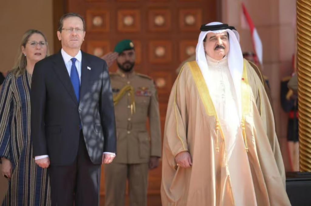 الرئيس الاسرائيلي والملك البحريني ((تصوير: عاموس بن غيرشوم / مكتب الصحافة الحكومي الإسرائيلي)) الرئيس الاسرائيلي والملك البحريني