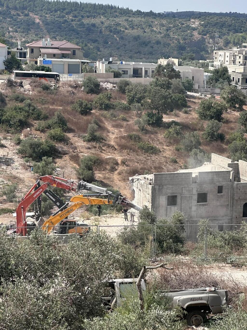 هدم مبنى سكني من ثلاثة طوابق في عارة بحجة البناء غير المرخص (وفق البند 27 أ) هدم مبنى سكني من ثلاثة طوابق في عارة بحجة البناء غير المرخص